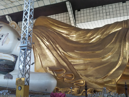 シュエターリャウン寝仏