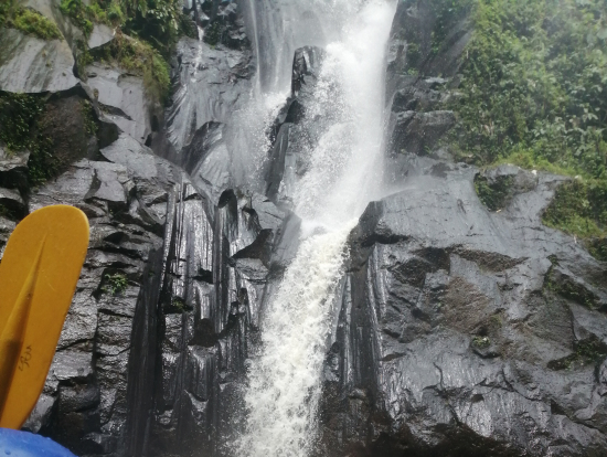 ラフティング途中の滝