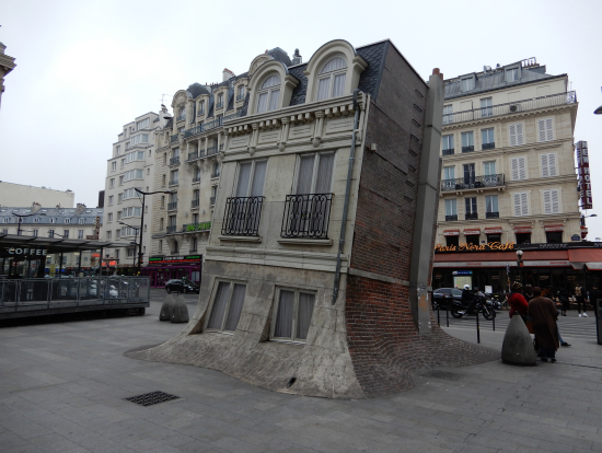 パリ北駅郊外にある不思議な建造物です。