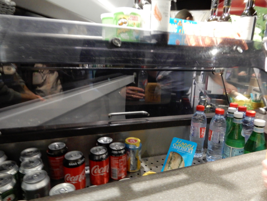 ユーロスターの車内ではコンビニみたいな車両があって飲み物などを買うことができます。大変快適です。