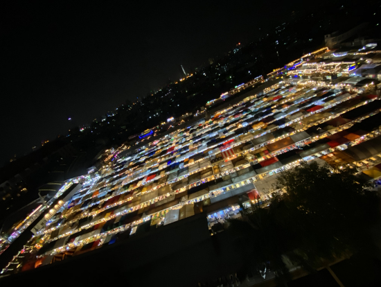 夜のラチャダー鉄道市場