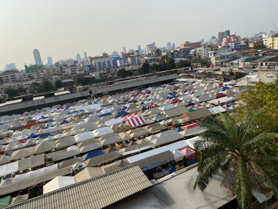 昼間のラチャダー鉄道市場