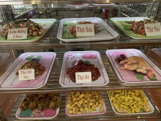食堂にあるお肉のショーケース。何の肉かベトナム語読むとわかります。
