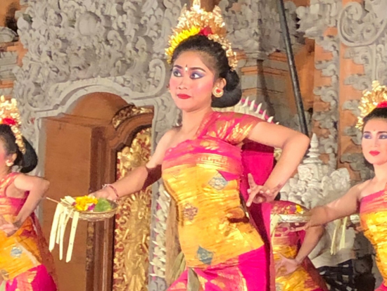 ウブド王宮で舞踊を鑑賞