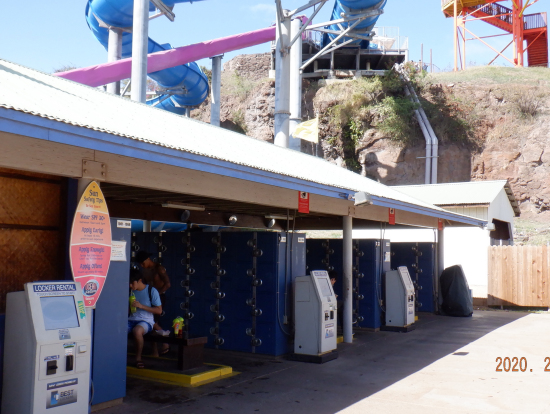 ロッカー。手前のタッチパネルで申し込みます。