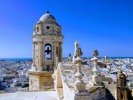 カディスの青い空と水平線