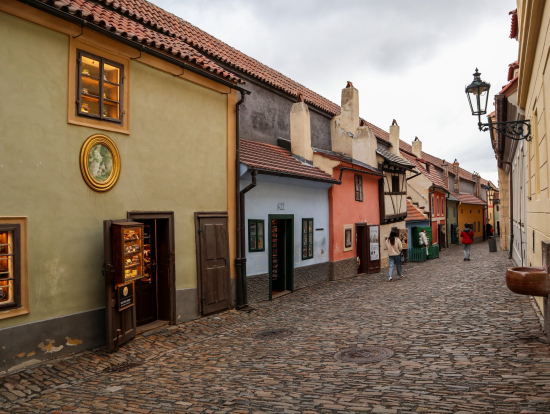 プラハ城内の黄金の小道(青い家はカフカが滞在した家)