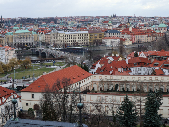 プラハ城の丘より街並みとヴルタヴァ川(モルダウ川)