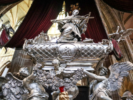 聖ヴィート大聖堂内の聖ヤン・ネポムツキーの銀の像