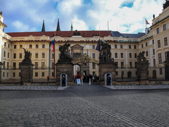 プラハ城入り口、衛兵の交代が見られます