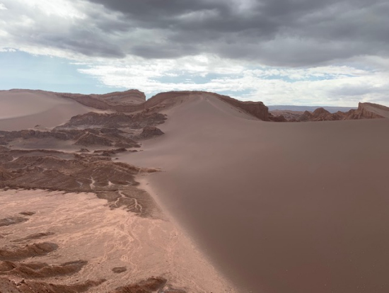 月の谷での砂砂漠と礫砂漠を一望