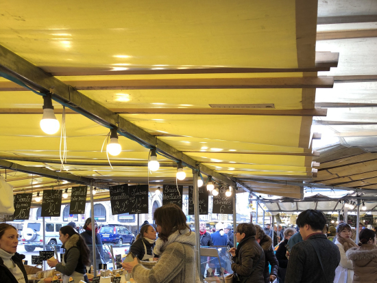 活気のあるマルシェ