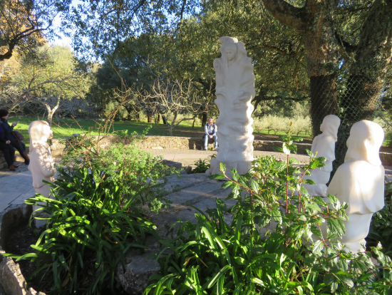 ファティマの軌跡:聖母マリアと3人の子ども像