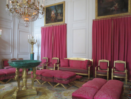 宮殿だけで、広いので結構時間がかかります。