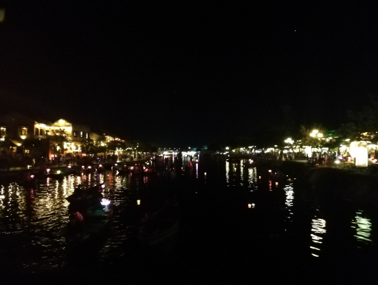 ホテル到着の頃は、ホイアンは綺麗な夜を迎えていました。