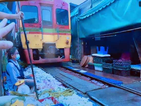 見ているこっちがヒヤヒヤ タイ メークロン線路市場 旅行記事 Emo エモ 旅メディア