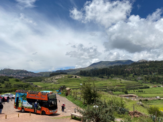 クスコ市街で声をかけられた2階建バスツアーに参加(自由時間)-Good!