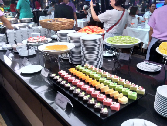 料理はビュッフェ式で好きなものを取れるのでとても良かったです。