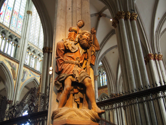 ケルン大聖堂内の迫力ある彫刻