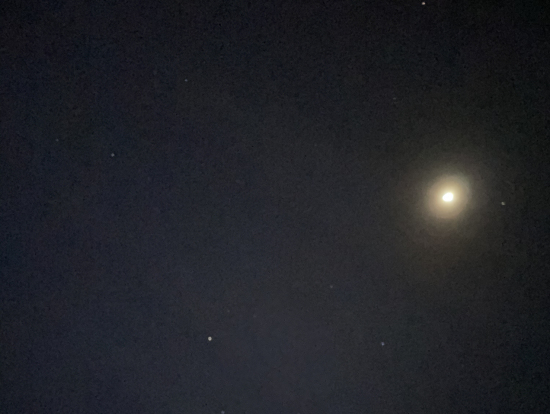 寝そべって天を仰いで星空観賞