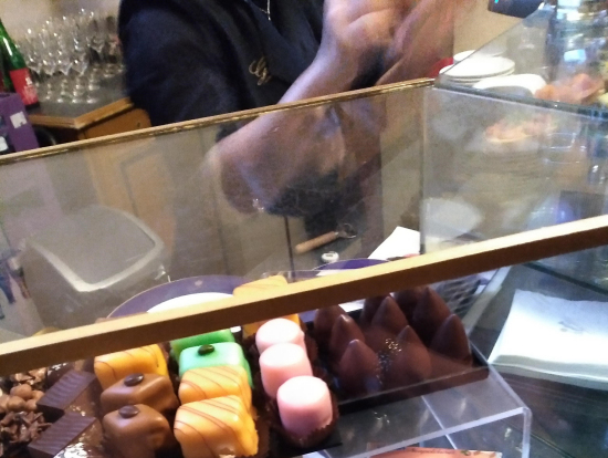 休憩中に飲み物とお菓子。お店は混雑してました。