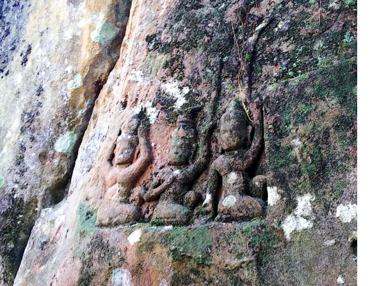 岩に掘られたデバター