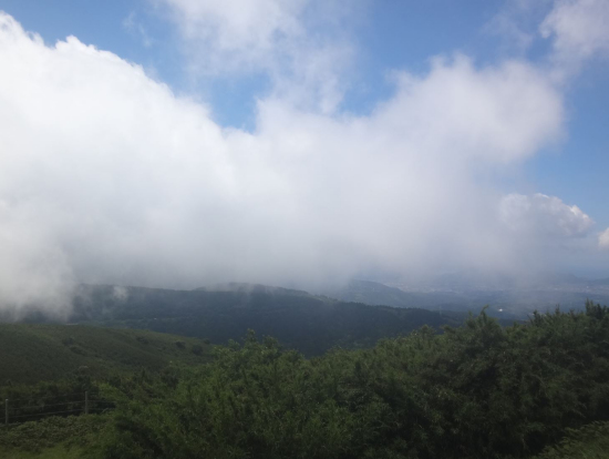 峠の上からの景色は霧が濃すぎたのが残念