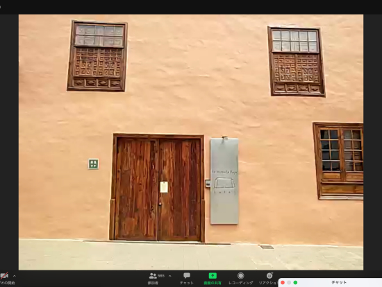 木枠の窓が可愛いホテル