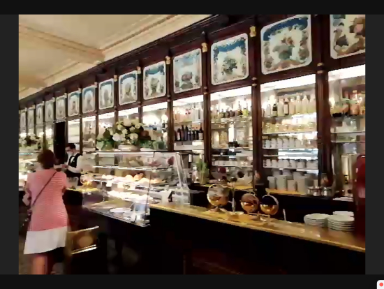 パブやラウンジのような店内♬