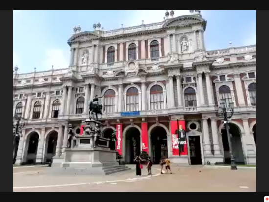 散策中は宮殿や劇場、広場などがありました。