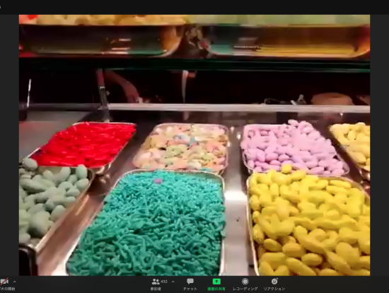 薔薇、スミレ、ミントなどの彩り豊かなチョコレート。