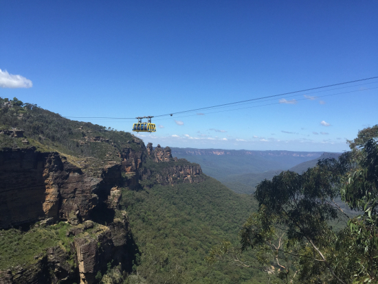 ロープウェイとともに映るスリーシスターズ
