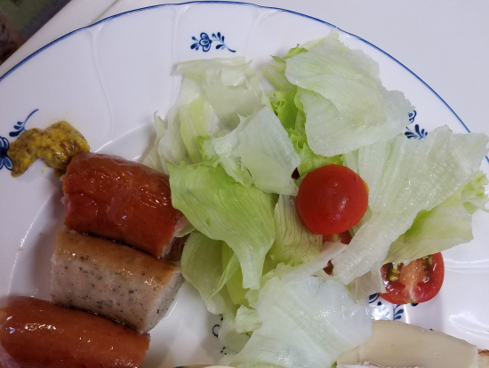 ソーセージは銘々カットしました。