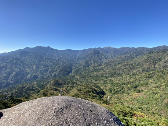 雲ひとつない太鼓岩。