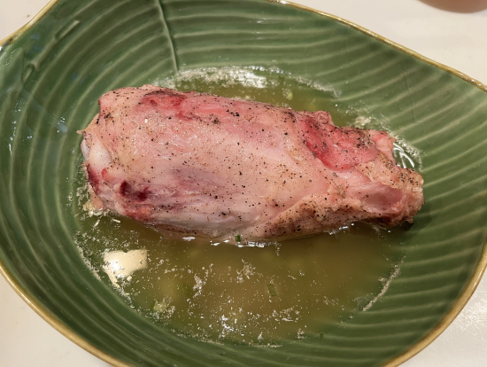 佐助豚のスネ骨付きのコンフィ(にナイフを入れる前)