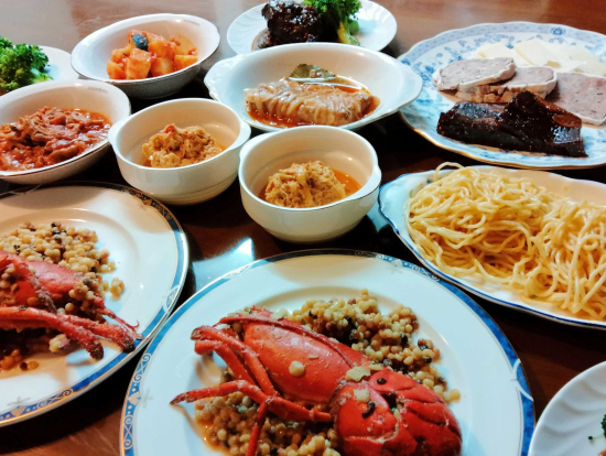 ボリュームたっぷりでテーブルいっぱいにお料理が並びます