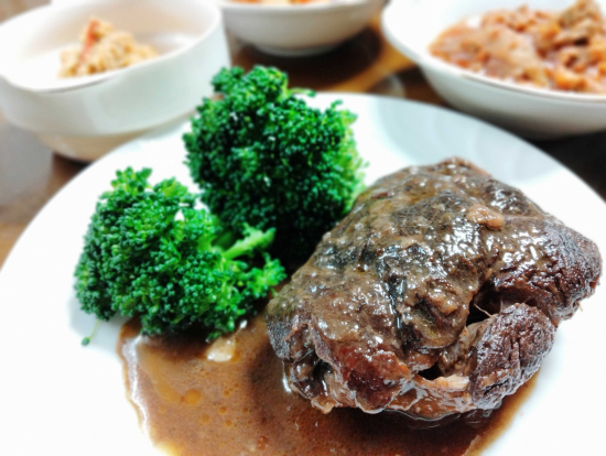 メインの短角牛赤ワイン煮込み