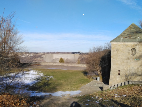 デビルズホール壁の向こうが絶壁で木の階段がありました