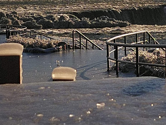 カナダ滝のビューポイント全面結氷でした