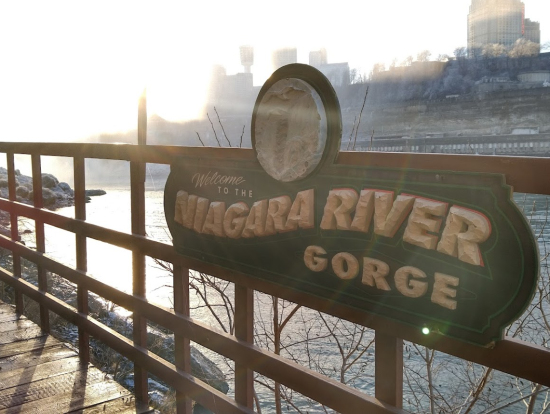 アメリカ滝:滝つぼ脇の見学コース一入り口