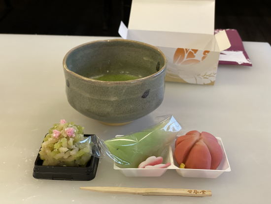 お抹茶は、手作り体験後にたててもらいました。