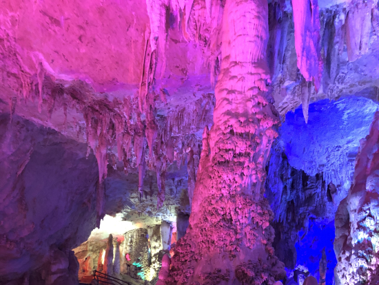 鍾乳洞内でこのライトアップは中国ならではかな