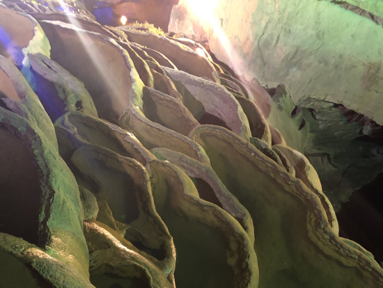 上から眺める鍾乳石の棚田は圧感