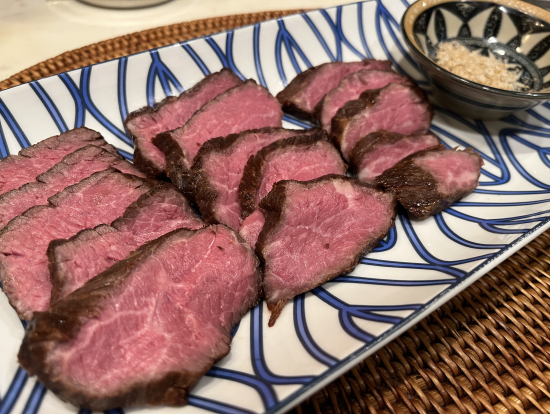 解凍したとは思えないジューシーなローストビーフ