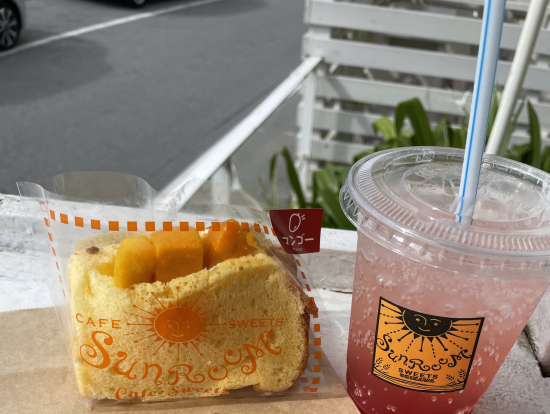 海と飛行機を見ながら、ケーキとソーダ