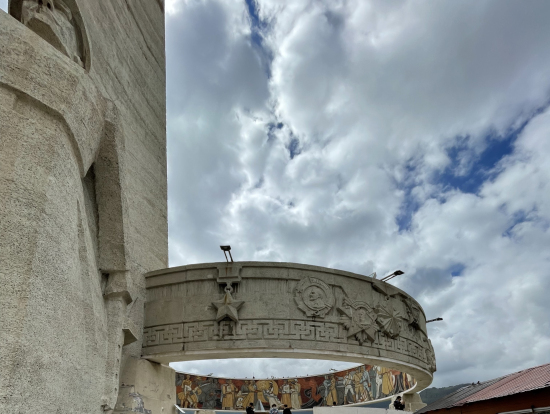 ザイサンの丘の展望台には、モンゴル独立までの道のりが描いたモザイク画がありました。併設されてるショッピングモールもコロナ禍前より新しくなっているそうです。