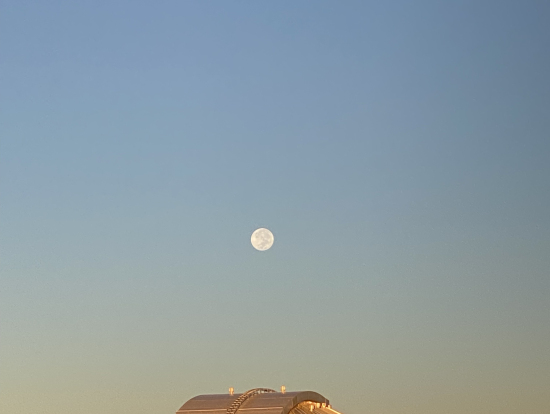 反対側の空の満月