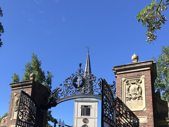 ハーバード大学正門
