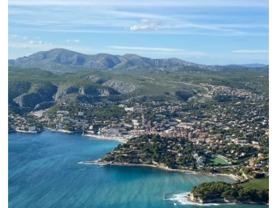 絵葉書のようなカシの海岸線