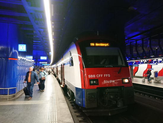 チューリッヒ空港駅を出発します！